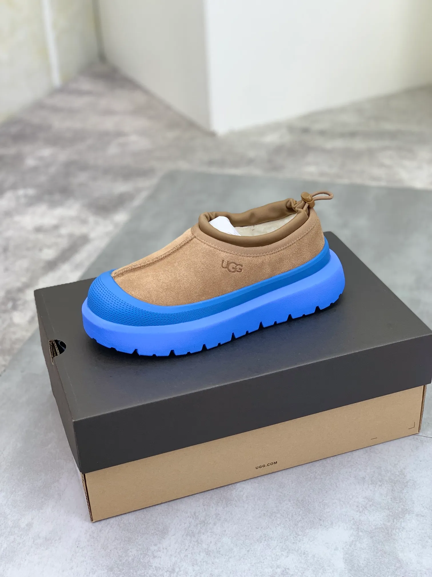 Men's Men's Shoes💰P460 New Couple Style👫 UGG Tasman Weather Hybrid One-second Snow Boots👢 Wang Yibo's same 👏 classic Tasman shoe model is added with a large orange sole, functional color contrast design, environmentally friendly waterproof and snowproof material, which is both fashionable and functional. At the same time, it is paired with the new UGG Keen furry color-blocking jacket. Bright orange and maroon collide to create a new light outdoor style and open up a new travel experience in early autumn! Using the best materials, the 17mm fur integrated surface is warmer and breathable, and the outsole is upgraded to a lightweight and wear-resistant light wing technology outsole! Size: 35-45 for men and women Official website color: 3⃣️ colors available